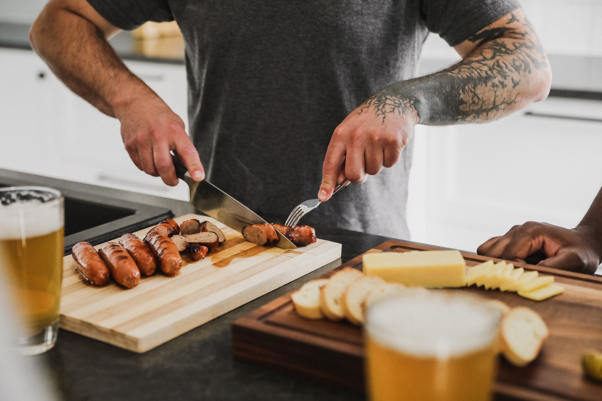 Homme coupant une saucisse du Lac